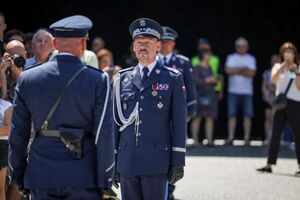 początek uroczystości - meldunek, podniesienie flagi i hymn