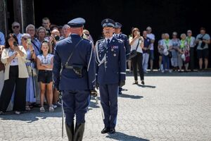 początek uroczystości - meldunek, podniesienie flagi i hymn