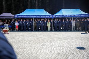 początek uroczystości - meldunek, podniesienie flagi i hymn