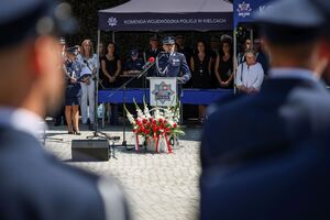 początek uroczystości - meldunek, podniesienie flagi i hymn