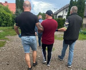 zatrzymany w asyście policjantów