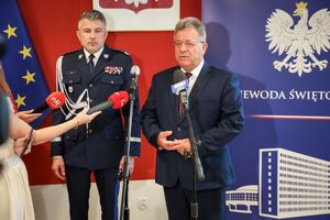 policjanci uczestniczący w spotkaniu
