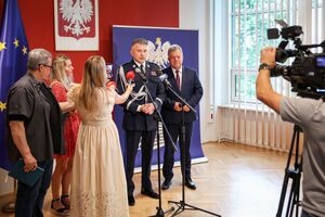 policjanci uczestniczący w spotkaniu
