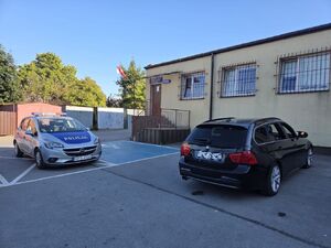 pojazd bmw i radiowóz