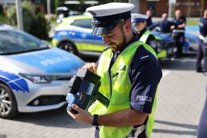 policjanci podczas szkolenia z ręcznych mierników prędkości