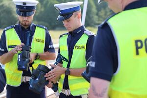 policjanci podczas szkolenia z ręcznych mierników prędkości