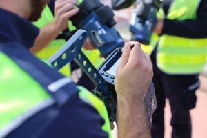 policjanci podczas szkolenia z ręcznych mierników prędkości