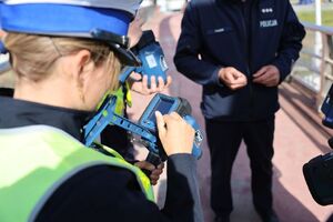 policjanci podczas szkolenia z ręcznych mierników prędkości