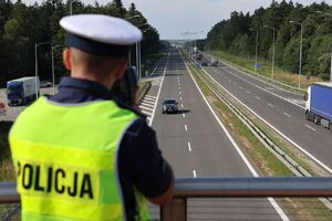 policjanci podczas szkolenia z ręcznych mierników prędkości