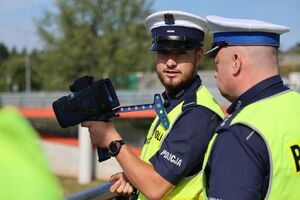 policjanci podczas szkolenia z ręcznych mierników prędkości
