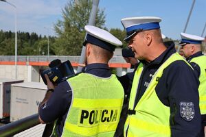 policjanci podczas szkolenia z ręcznych mierników prędkości