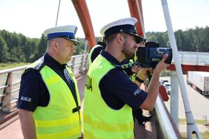 policjanci podczas szkolenia z ręcznych mierników prędkości