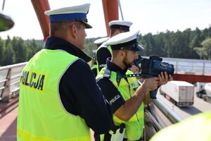 policjanci podczas szkolenia z ręcznych mierników prędkości