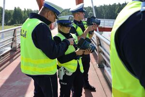 policjanci podczas szkolenia z ręcznych mierników prędkości