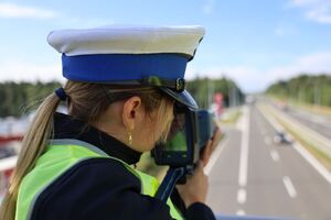 policjanci podczas szkolenia z ręcznych mierników prędkości