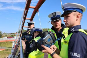 policjanci podczas szkolenia z ręcznych mierników prędkości