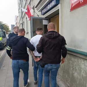 zatrzymany w asyście policjantów