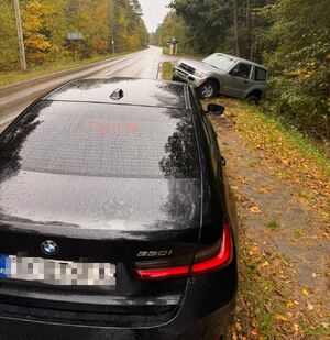 pojazd w rowie o nieoznakowany radiowóz