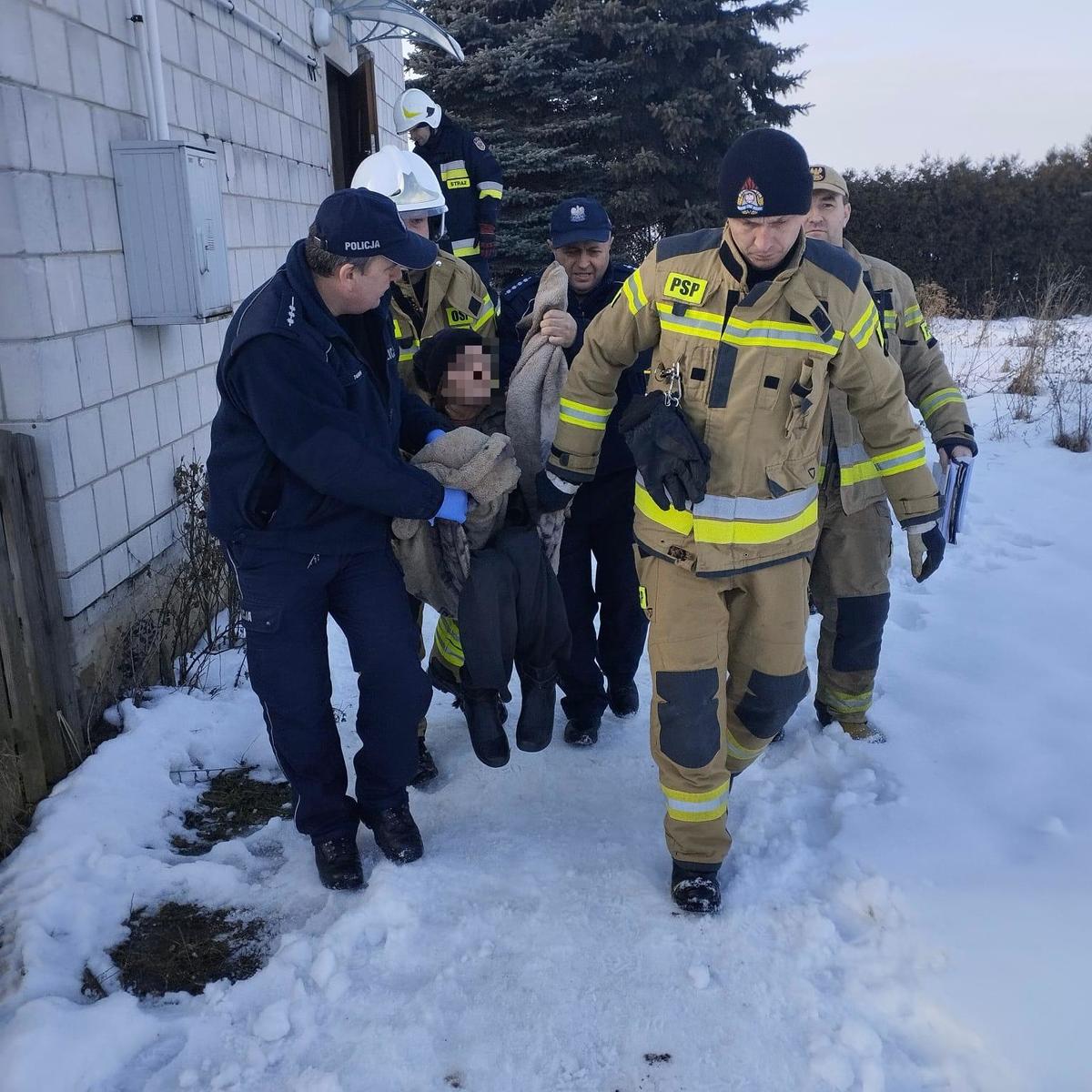 Kobieta w niebezpiecznych warunkach. Pomogli dzielnicowi